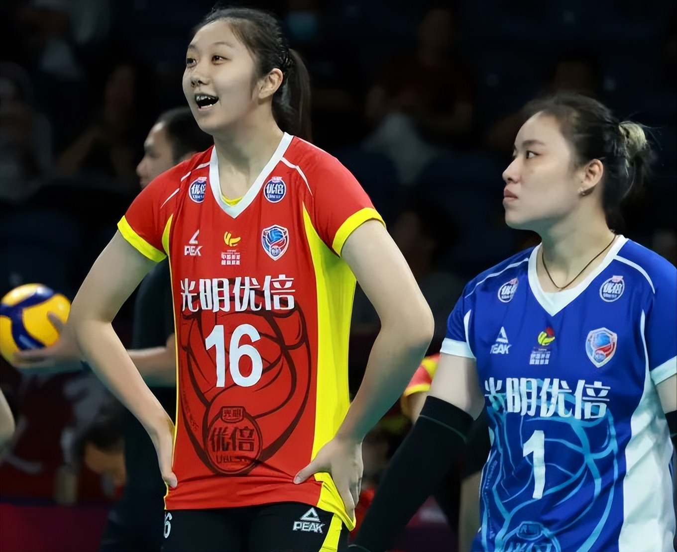 中国女排技术犯规送分，巴黎主帅怒摔战术板！