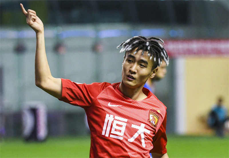 海港在比赛中受伤退赛，恒大主帅表示担忧！